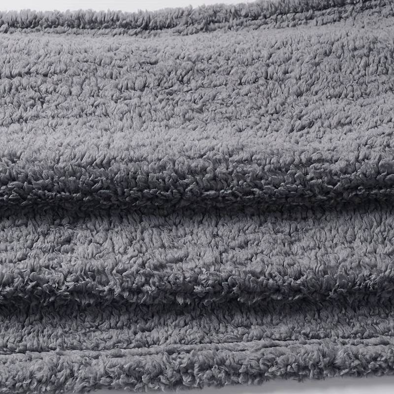 Hygienische SnuggleFur Welpendecke aus Fleece, maschinenwaschbar, weich & warm für Ihr Haustier.