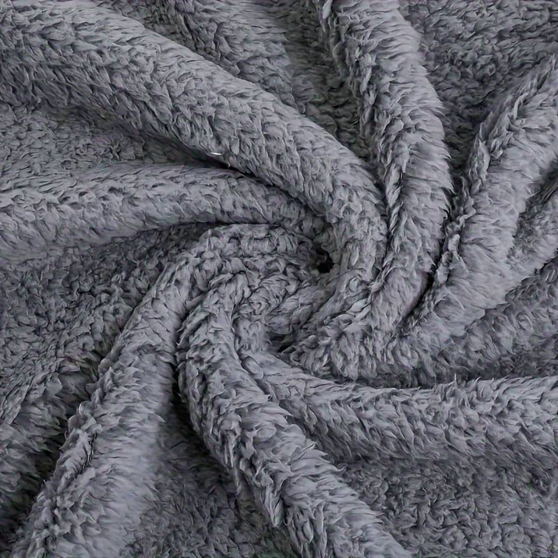 SnuggleFur Kuschel-Welpendecke in Grau, Creme oder Schwarz aus weichem, warmem Fleece.