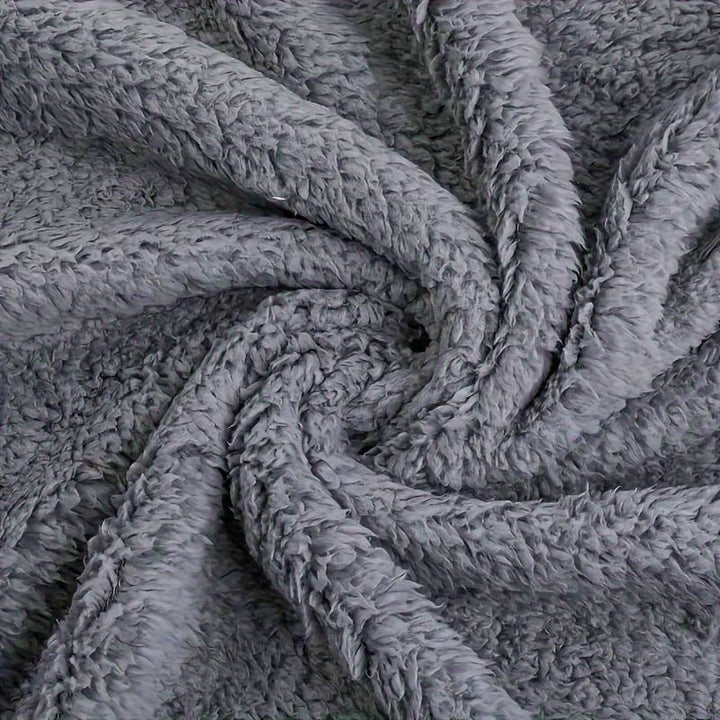 SnuggleFur Kuschel-Welpendecke in Grau, Creme oder Schwarz aus weichem, warmem Fleece.