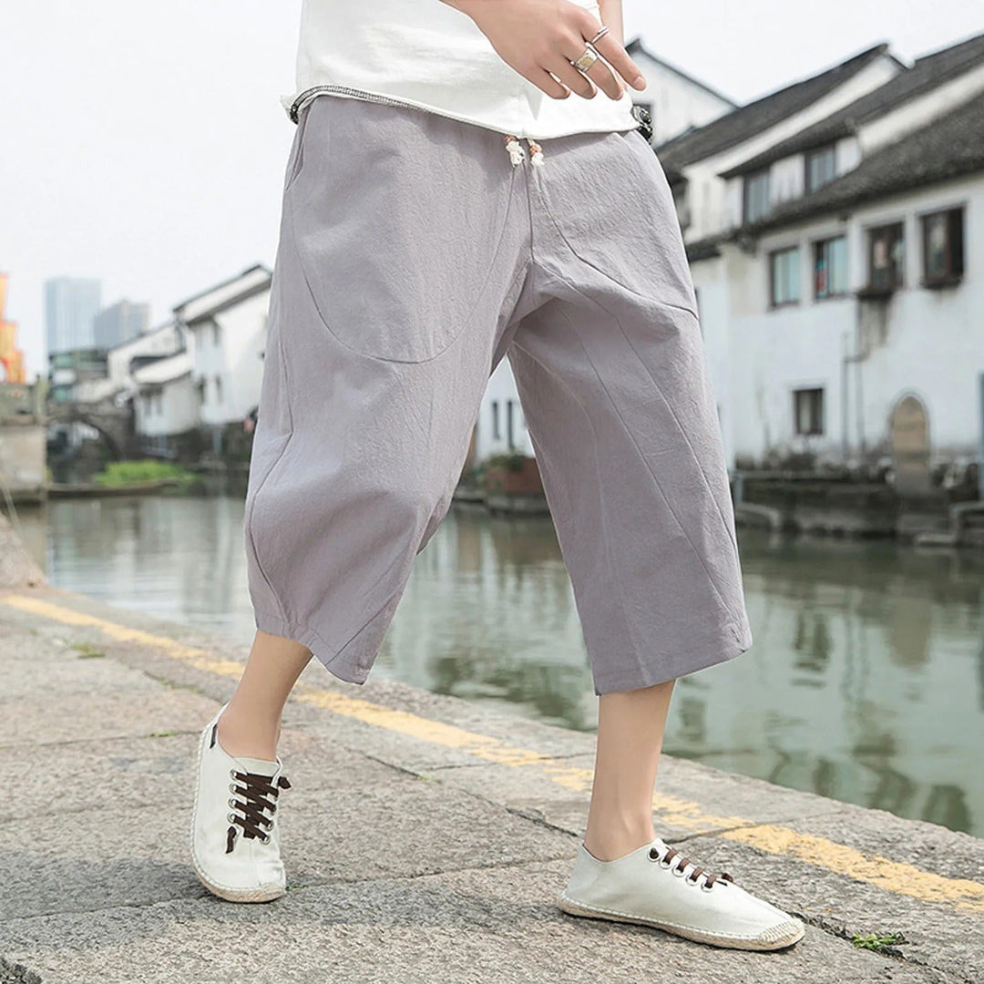 Rückansicht der Herren Sommer Dreiviertelhose mit Taschen. Praktische, bequeme Herrenhose für warme Tage.