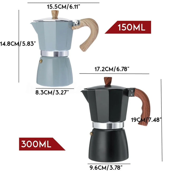 Mobiler Aluminium Perkolator auf dem Campingtisch, bereit für köstlichen Morgenkaffee.
