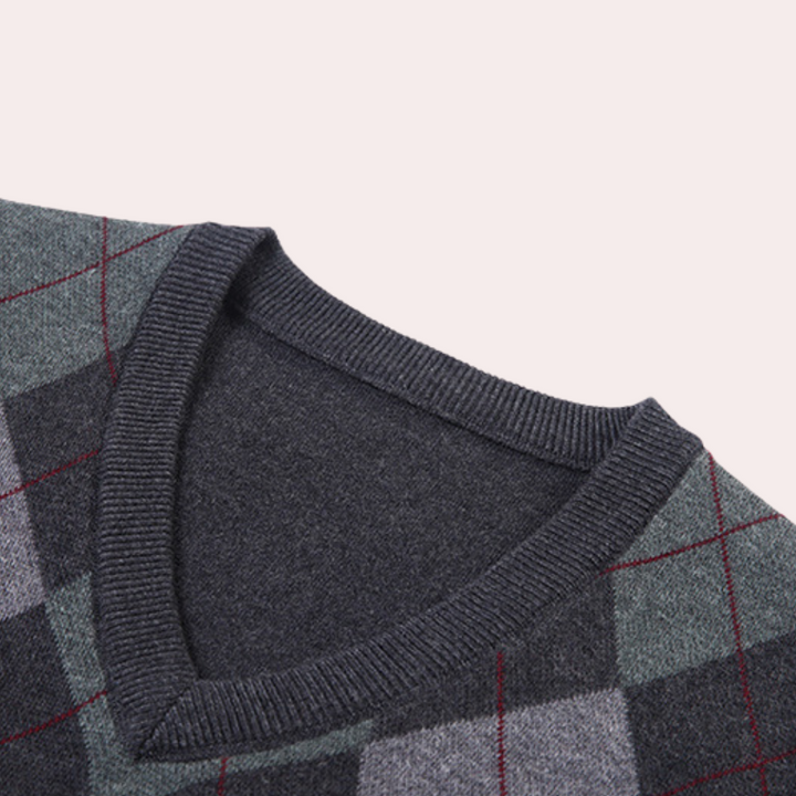 Dunkelgrau-dunkelblauer Herren Pullover mit Argyle-Muster und V-Ausschnitt, stilvolle Wintermode.