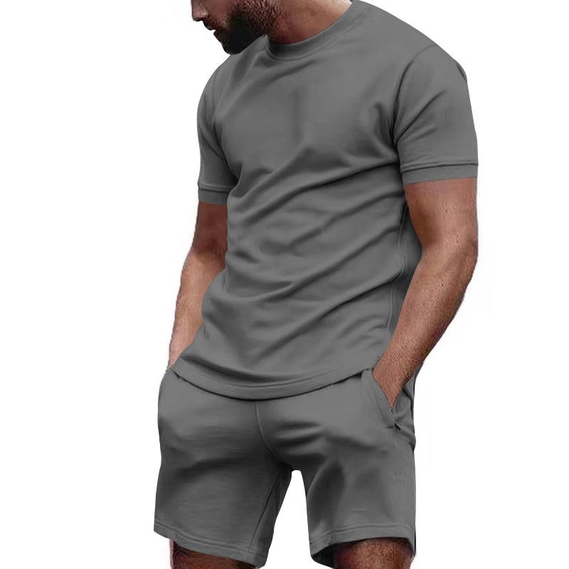 Entspanntes Herren Sommer Set: Kurzarm T-Shirt und Shorts. Komfortable und lässige Freizeitkleidung für Männer.