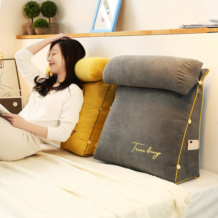 Ergonomisches Dreieckskissen mit Rückenstütze für Lendenwirbel; fördert gesunde Haltung am Sofa & Bett.