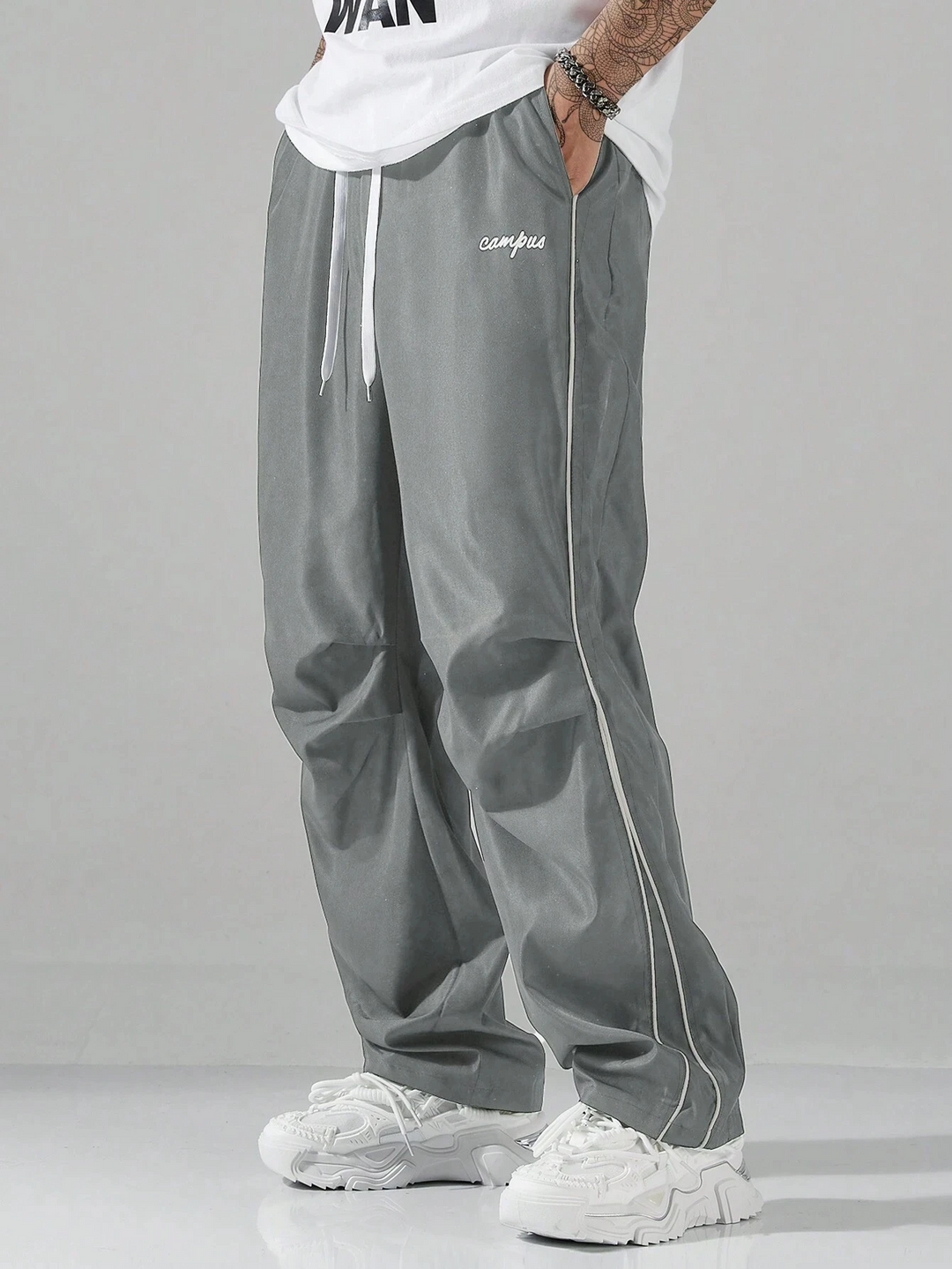 Stylische Herren Jogginghose in Grau mit geradem Bein & Kordelzug. Perfekt für Streetwear und entspannte Alltagslooks.