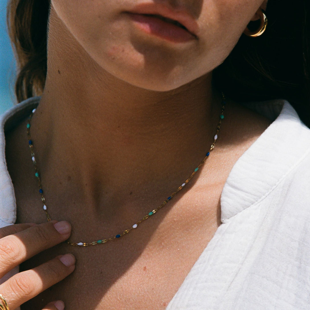 Nahaufnahme maritime Damen Choker Halskette, goldfarbener Edelstahl, wasserfest & hypoallergen.