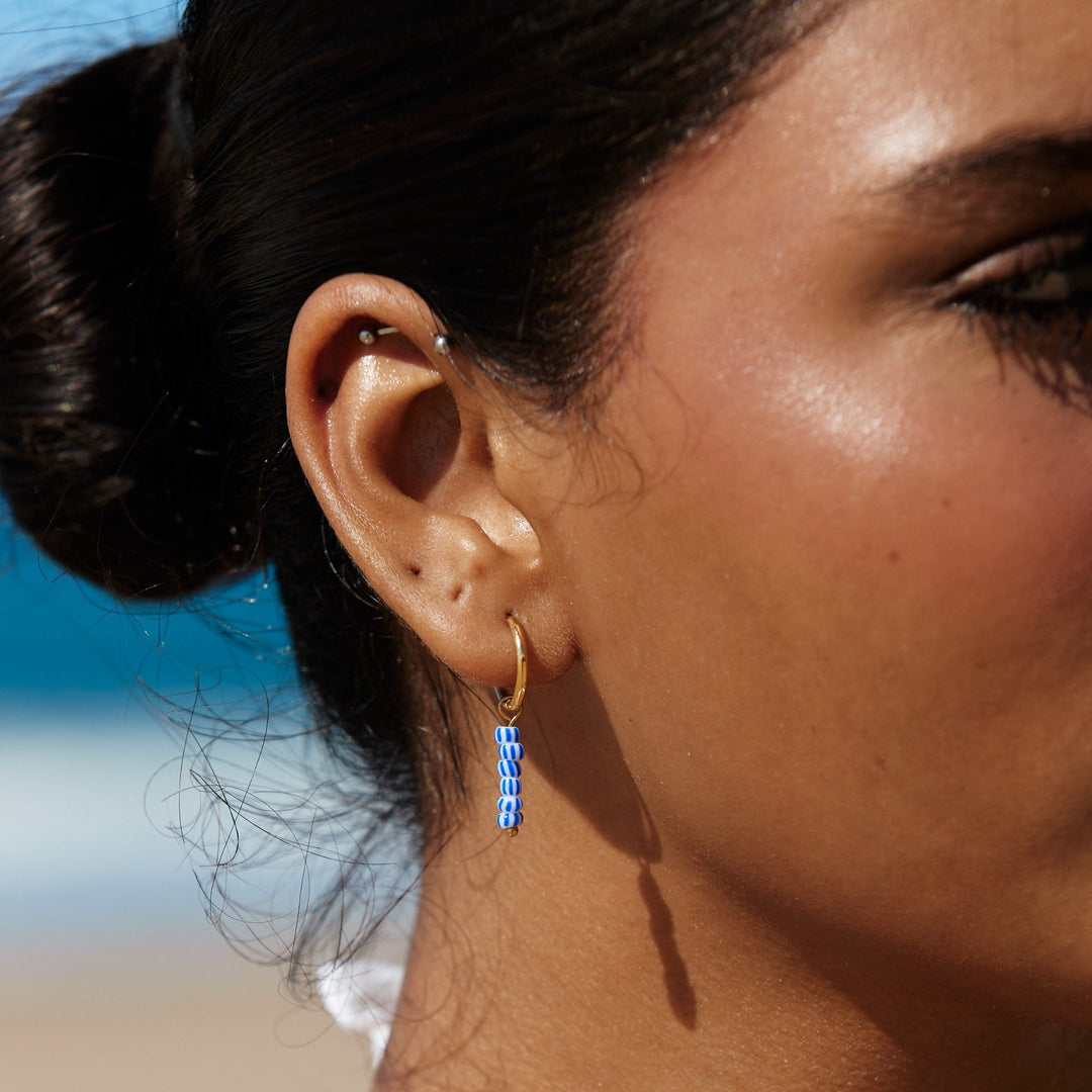 Sommerliche Damenohrringe: Gold-Creolen mit blauen Perlen. Hypoallergener, wasserfester Edelstahlschmuck.