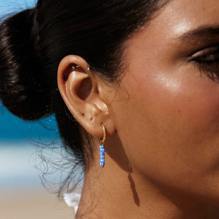 Sommerliche Damenohrringe: Gold-Creolen mit blauen Perlen. Hypoallergener, wasserfester Edelstahlschmuck.