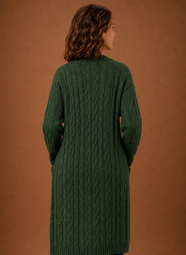 Wintertaugliche Damen Langstrickjacke mit Kapuze, gemütlich und warm.
