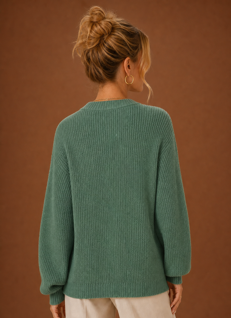 Camelfarbene Damen Strickjacke, V-Ausschnitt. Bequemer Strick-Cardigan mit Knopfleiste für Damenmode.
