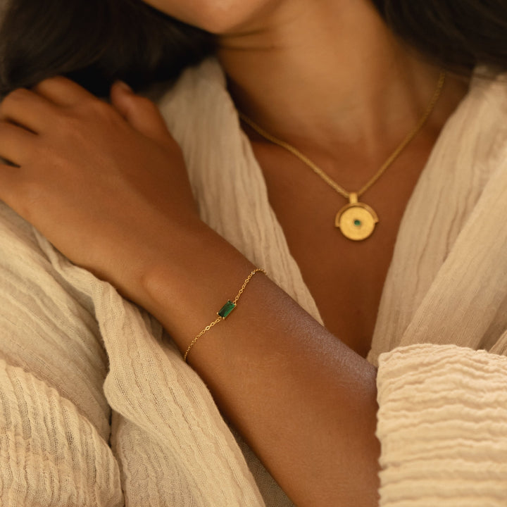 Modernes Damen Goldarmband mit leuchtend grünem Smaragdstein. Wasserfester, hypoallergener Edelstahlschmuck, perfekt als Geschenk.