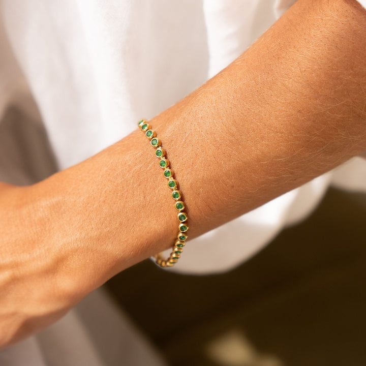 Schimmerndes grünes Damen Tennis Armband mit Zirkonsteinen, aus hypoallergenem Edelstahl.