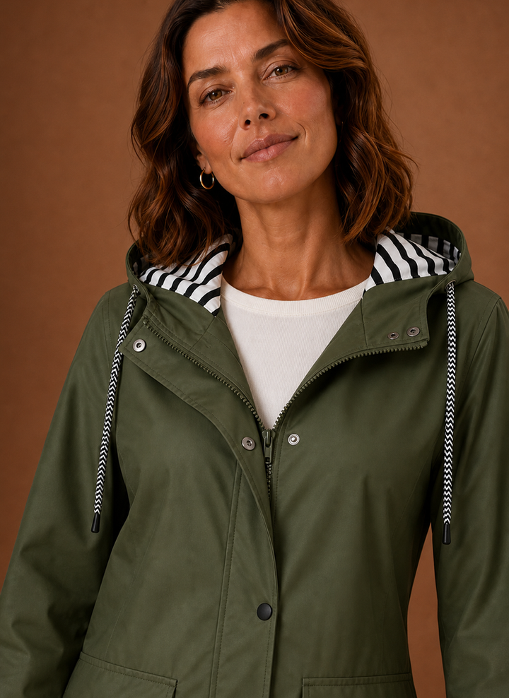Zeitloser Damen Kapuzenmantel im Trenchcoat-Stil. Eleganz für Herbst- und Wintermode.
