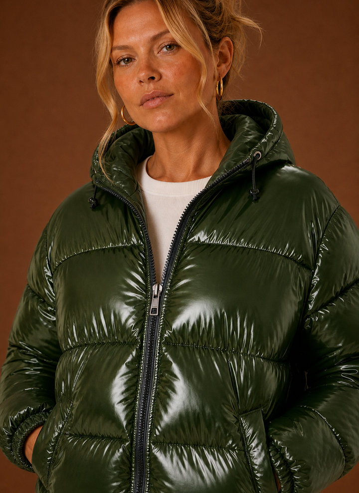 Frau geht mit grüner Oversized Steppjacke, lässige & warme Herbstmode für Damen.