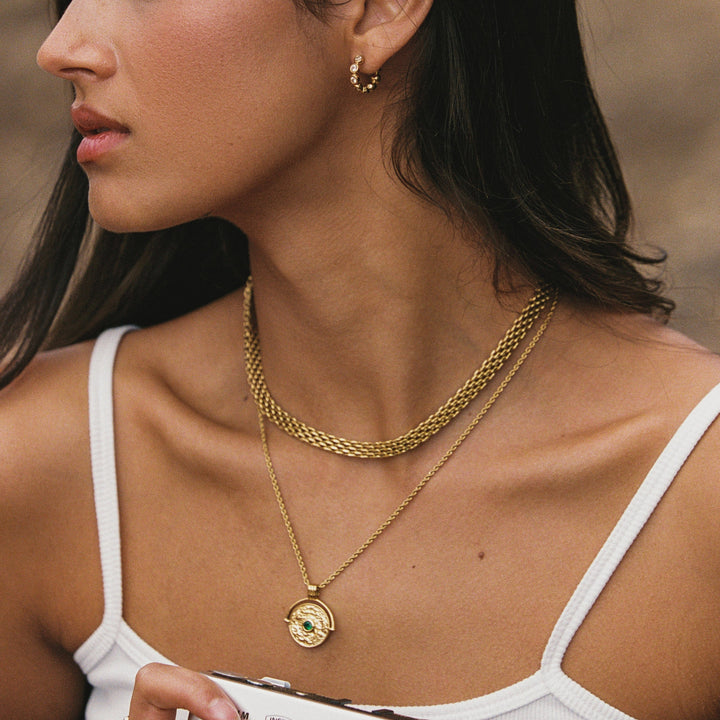 Wunderschöne Damenkette: Münzanhänger in Gold/Silber mit glitzerndem grünen Kristall. Modernes Geschenk.