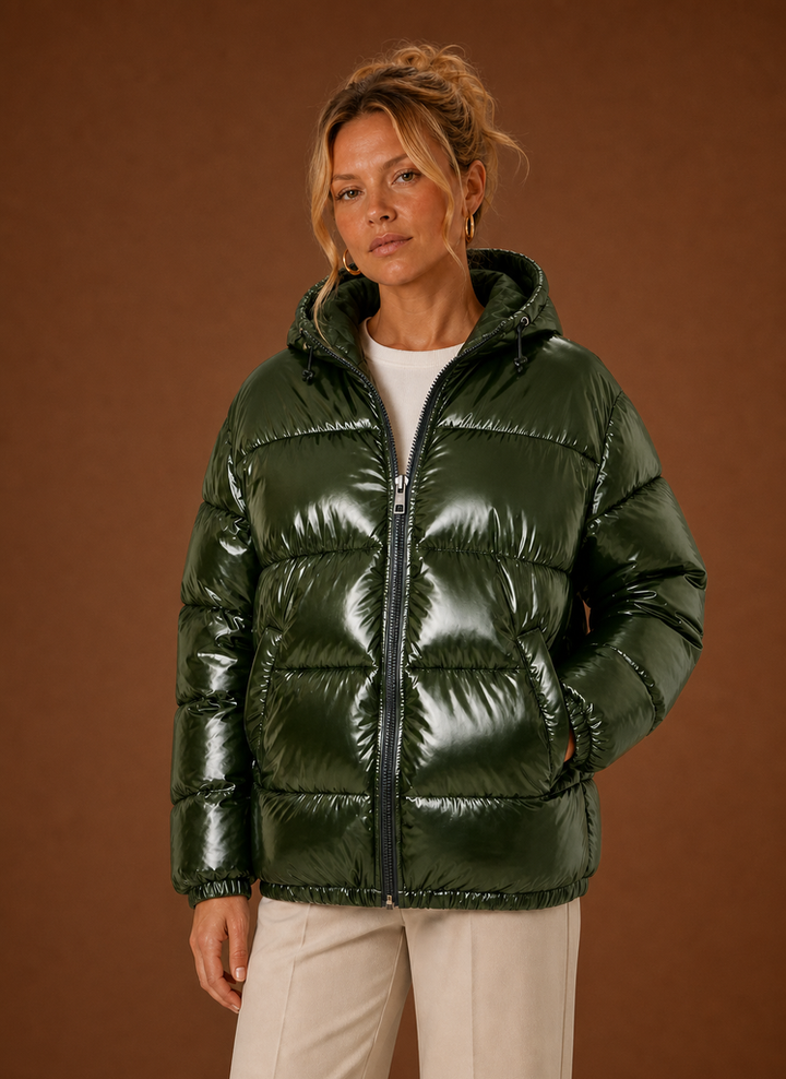 Model trägt lässige Oversized Steppjacke in Schwarz, perfekt für den Lagenlook.
