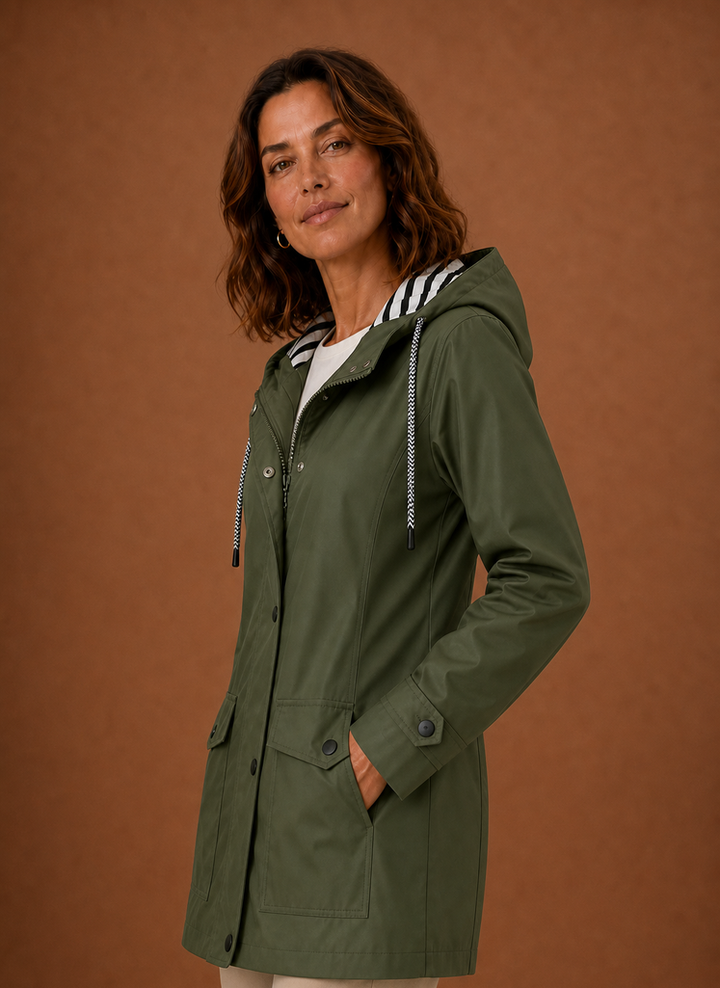 Bequemer Damen Freizeitmantel mit Kapuze in Schwarz. Perfekter Herbst- & Winterbegleiter.