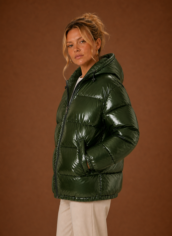 Damen Steppjacke Oversized mit Kapuze in Weinrot, ideal als casual Oberbekleidung für Damen.