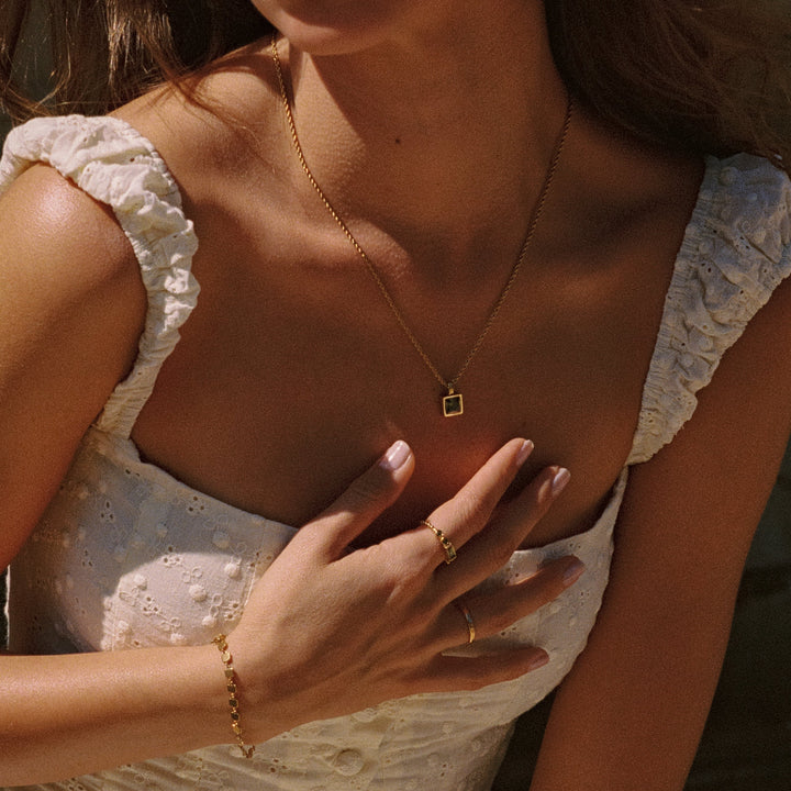 Robuste Damen Goldkette aus wasserfestem Edelstahl mit grünem Zirkon. Vielseitiger Schmuck für Damen.