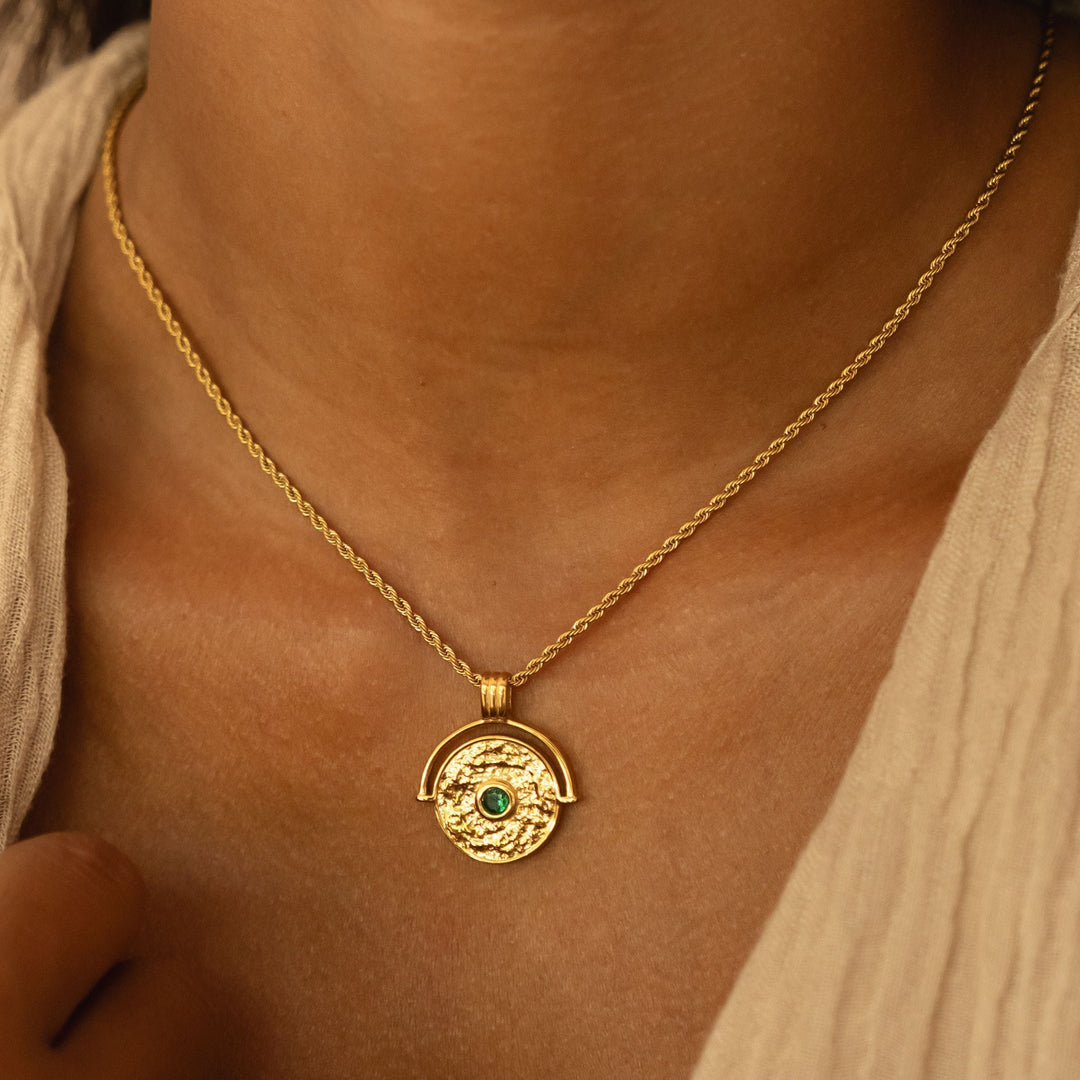 Damen Halskette mit elegantem Gold-Münzanhänger & grünem Kristall. Perfekt als wasserfestes Accessoire.
