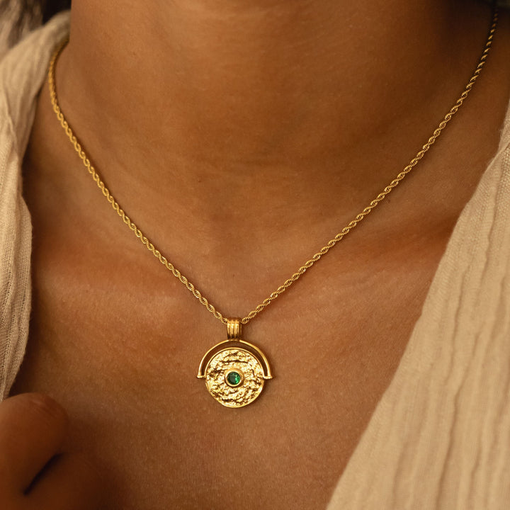Damen Halskette mit elegantem Gold-Münzanhänger & grünem Kristall. Perfekt als wasserfestes Accessoire.