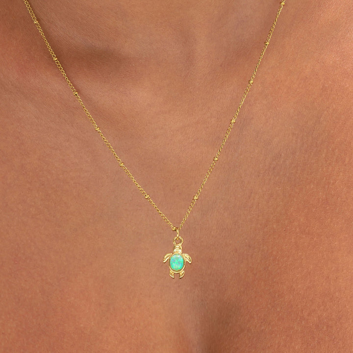 Gold Damen Schildkrötenkette mit schillerndem Opal Anhänger, wasserdicht und hypoallergen. Maritimes Geschenk.