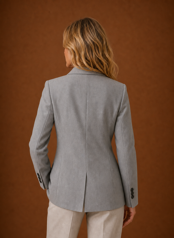 Schlanker Damen Longline-Blazer, vielseitig kombinierbar für Herbst- & Wintermode.