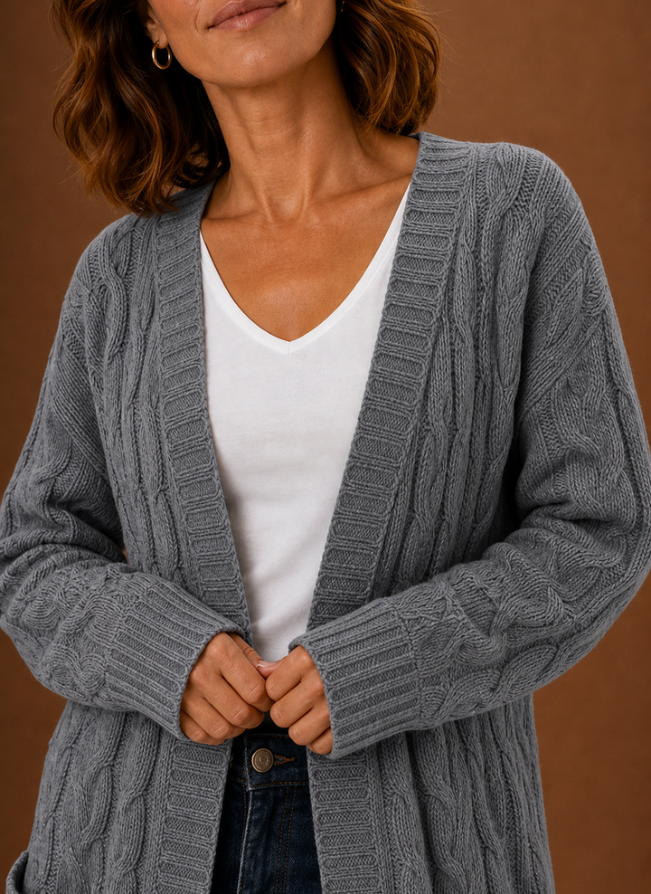 Moderne Damen Langstrickjacke mit Kapuze, stylisch und gemütlich für den urbanen Alltag.