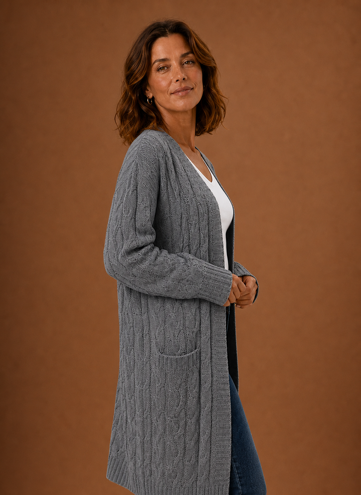 Feminine Damen Langstrickjacke mit Kapuze, elegant für Herbst- & Wintermode.