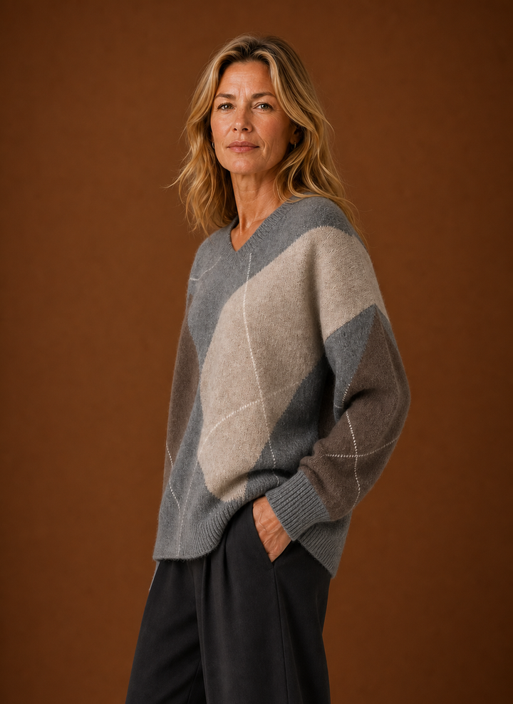 Gemütlicher Oversize Damenpullover mit modischem Rautenmuster. Ideal für kühle Herbst- und Wintertage.