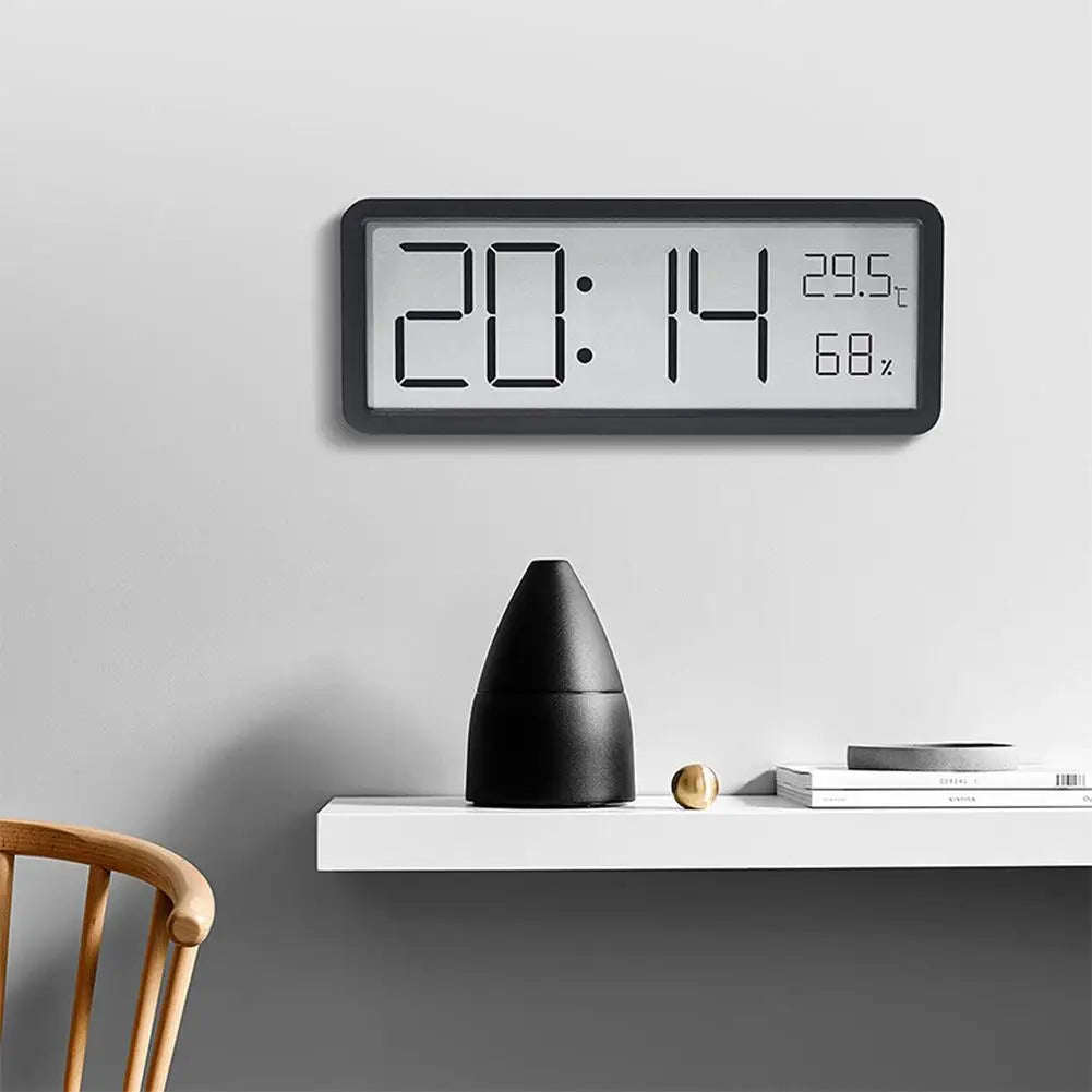 Minimalistische digitale LED-Wanduhr oder Tischuhr in Schwarz mit klarer Zeitanzeige und Raumklima-Funktion.