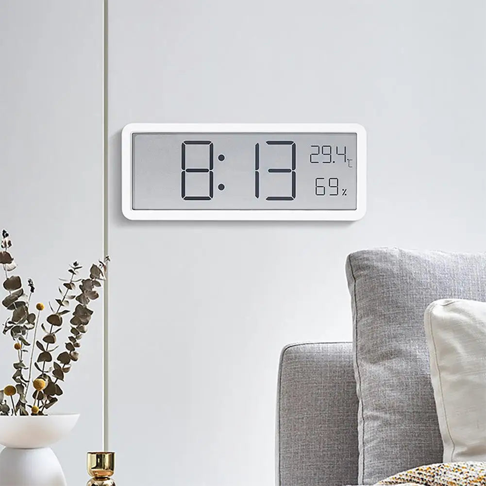 Klare LED-Anzeige für Uhrzeit, Temperatur und Luftfeuchtigkeit. Eine praktische Digitaluhr für jedes Zimmer.