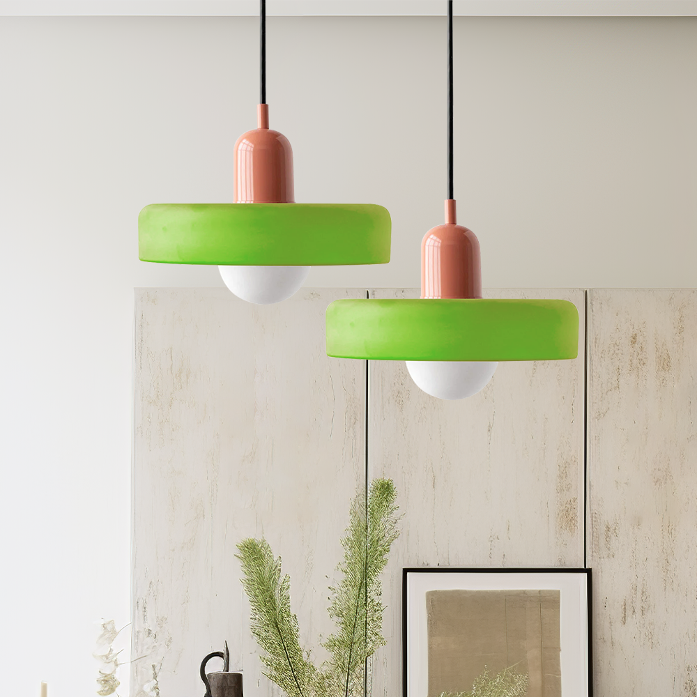 Moderne Buntglas-Pendelleuchte im Bauhausstil, für Designliebhaber.