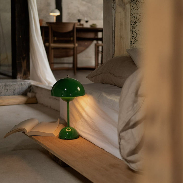 Dimmbare LED Tischlampe, kabellos, modern, vielseitig einsetzbar als Ambientebeleuchtung.