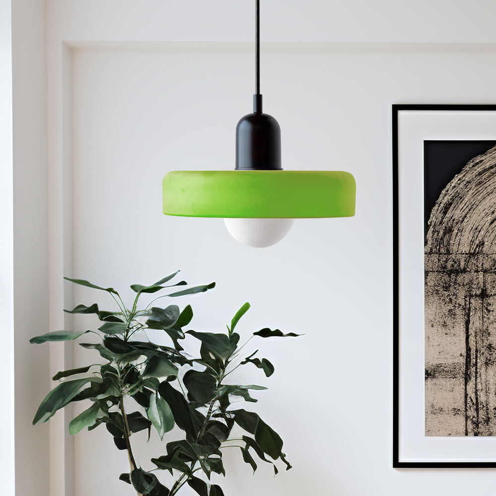 Pendelleuchte mit Buntglas, Bauhaus-Inspiration, als Statement-Piece.