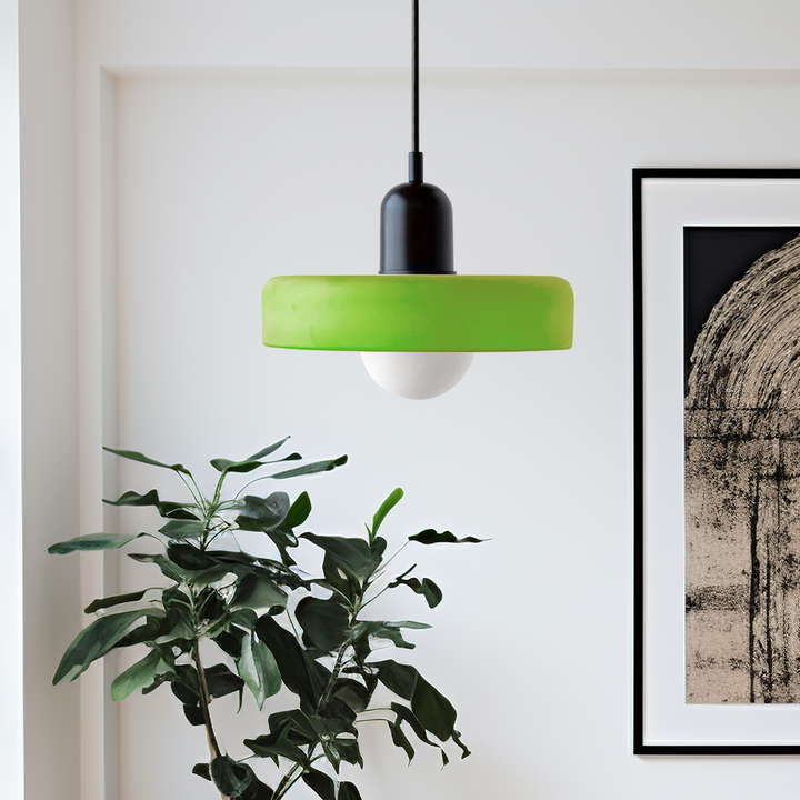Pendelleuchte mit Buntglas, Bauhaus-Inspiration, als Statement-Piece.