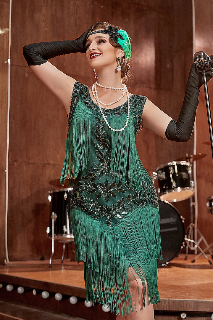 Nahaufnahme: Funkelnde Pailletten und Perlen am glamourösen Charleston Partykleid.