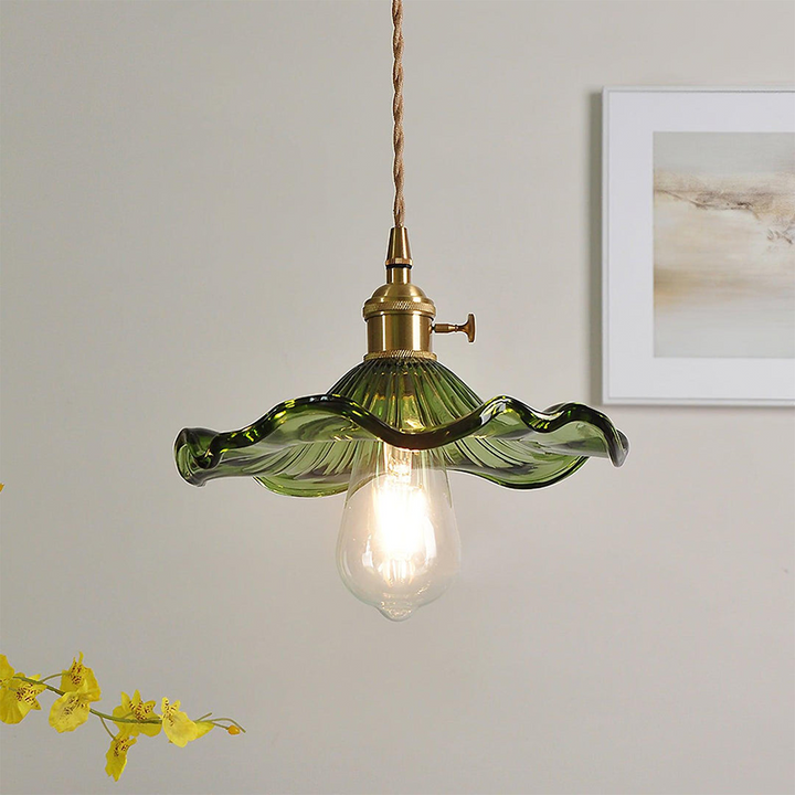 Elegante Hibiskus Blütenlampe, goldfarbene Pendelleuchte mit LED, schafft schönes Ambiente.