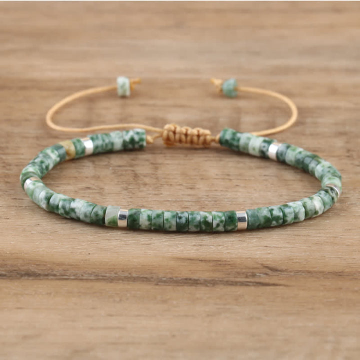 Naturstein-Armband Seraphina für Damen, geflochtene Eleganz, handgemacht, edles Modestück.