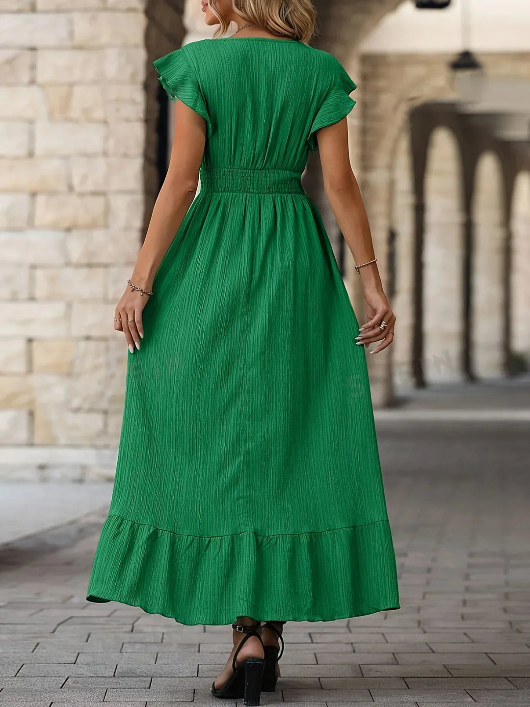 Figurschmeichelndes Damen Rüschenkleid in Übergröße, elegantes Abend- oder Sommerkleid für Frauen.