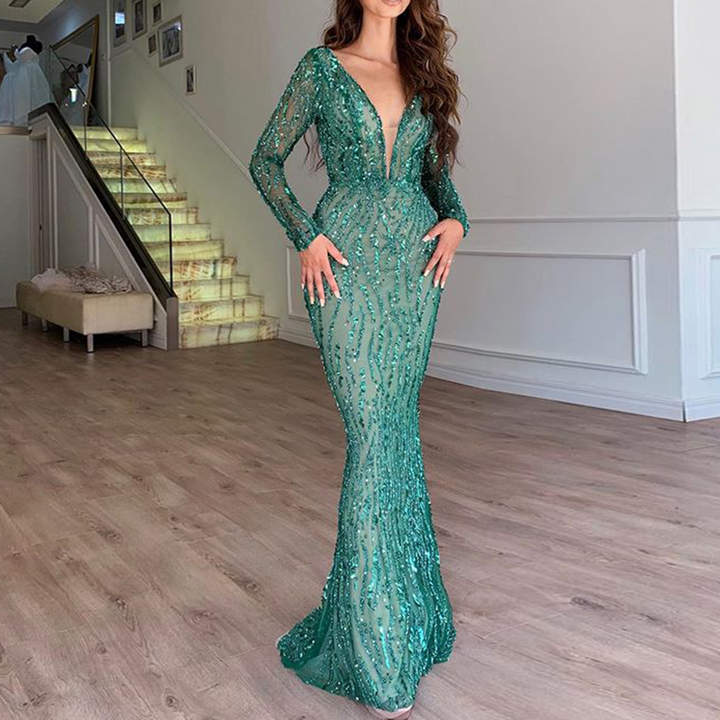 Elegantes Damen Glitzer-Maxikleid mit langen Ärmeln für festliche Abendanlässe im Winter.