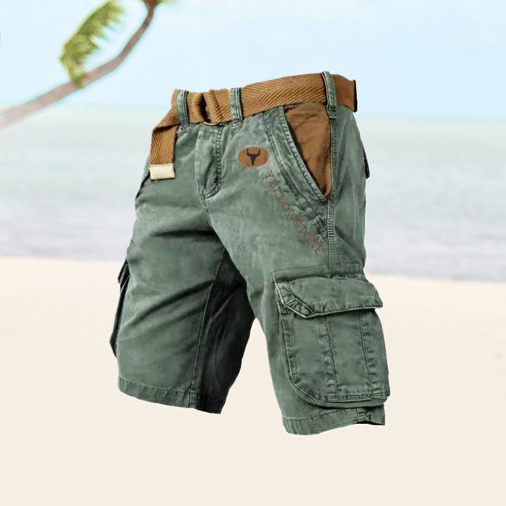 Mann trägt lässige Herren Cargo-Shorts. Bequeme Sommerhose, ideal als Freizeithose & Outdoor-Shorts.
