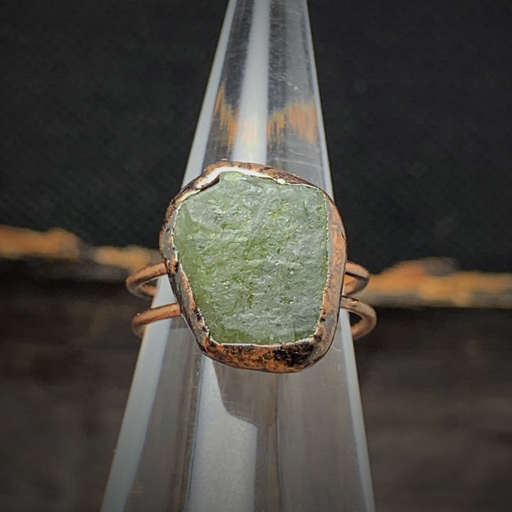 Stilvoller Damenring verstellbar, Rohstein. Naturstein Geburtsring, edles Accessoire, modern.