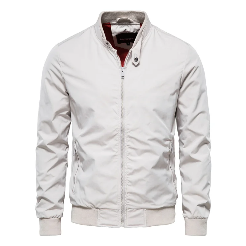 Moderne Herren Alltagsjacke, bietet Komfort und Schutz bei wechselhaftem Wetter im Herbst.