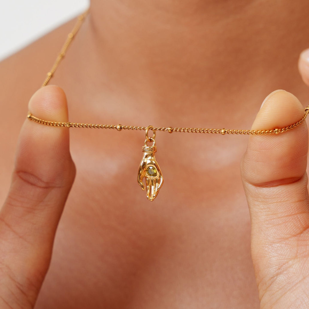Hochwertige goldfarbene Damenhalskette mit Schutz Hand Anhänger & grünem Zirkon; langlebiger Edelstahlschmuck.