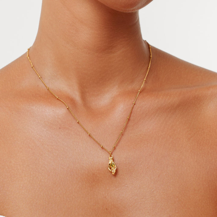 Detaillierte goldfarbene Damenhalskette mit Schutz Hand Anhänger & funkelndem grünem Zirkon; Edelstahlschmuck.
