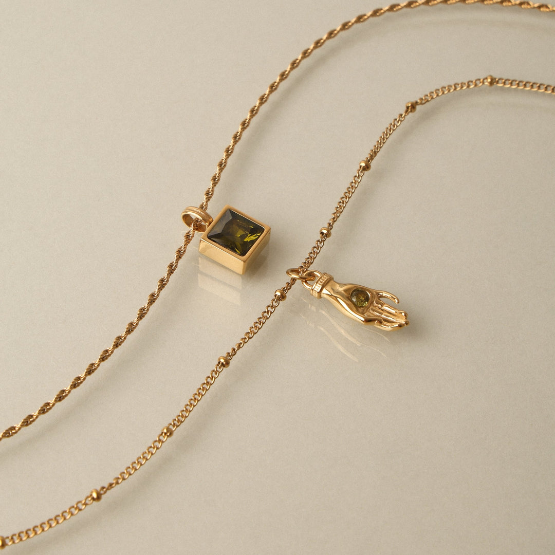 Langlebige goldfarbene Edelstahl Damenhalskette mit Schutz Hand Anhänger & grünem Zirkon; alltagstauglich.