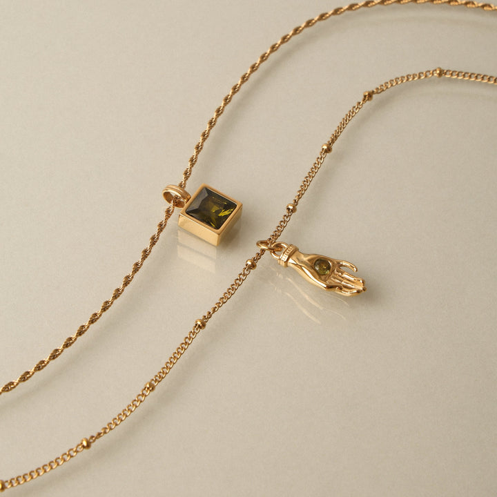 Langlebige goldfarbene Edelstahl Damenhalskette mit Schutz Hand Anhänger & grünem Zirkon; alltagstauglich.