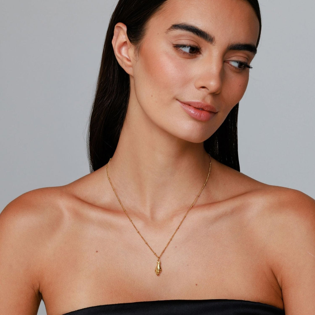 Modische goldfarbene Damenkette mit Schutz Hand Anhänger, grünem Zirkon; vielseitiger Edelstahlschmuck.