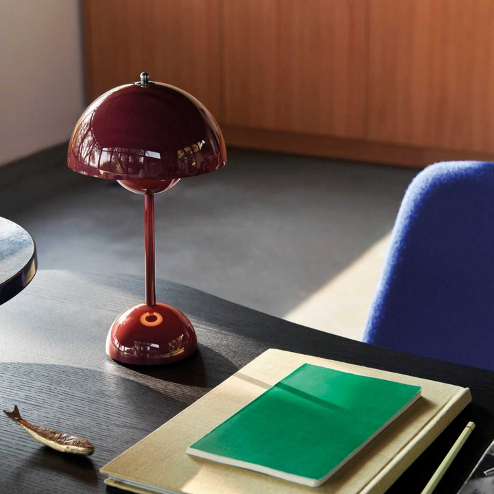 Elegante dimmbare LED Lampe, kabellos, Tischleuchte, für stilvolle Akzentbeleuchtung.